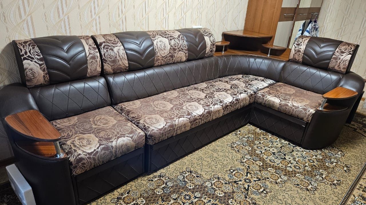 Угловой диван с декоративным уголком