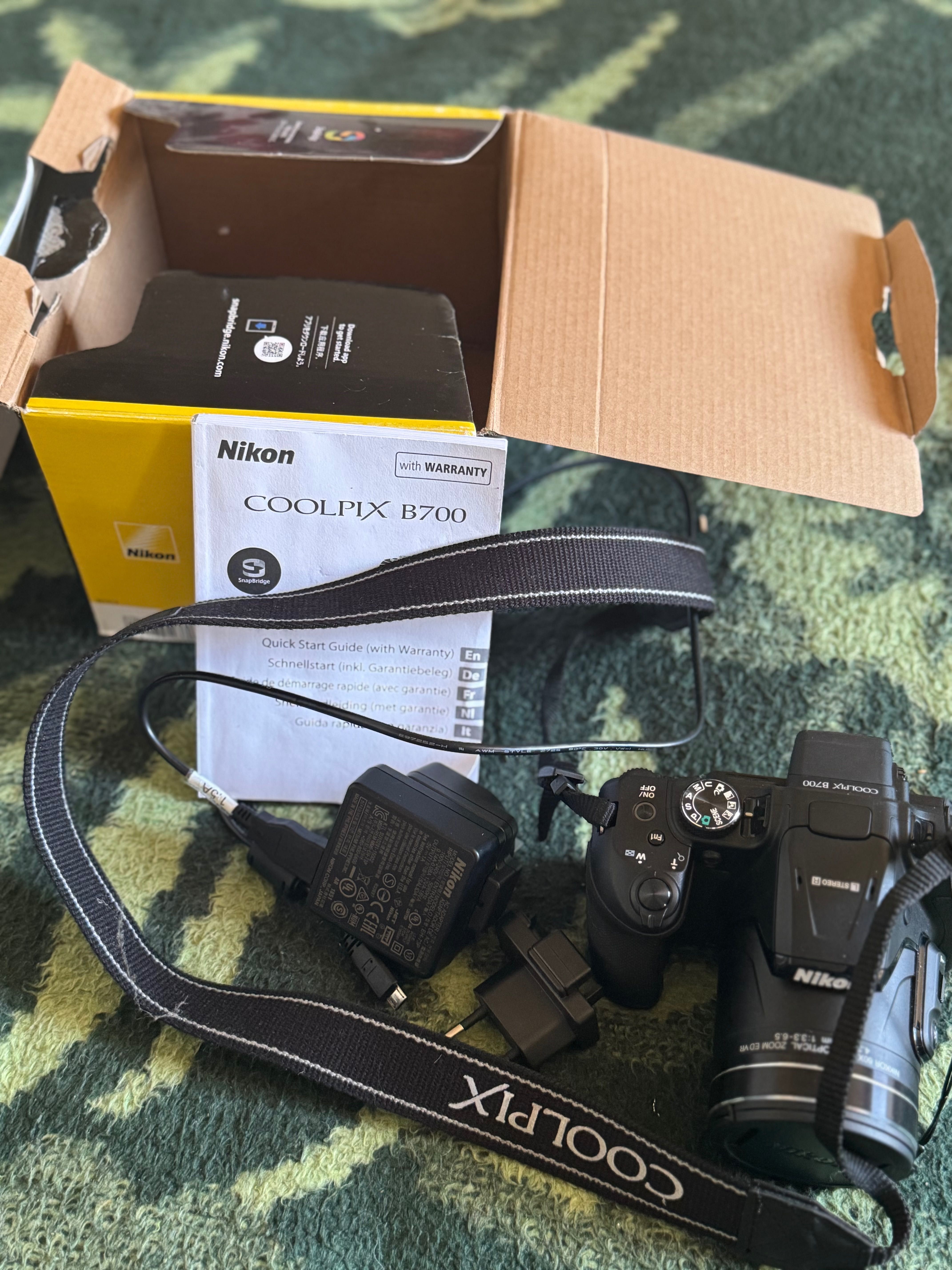 Nikon coolpix b700
