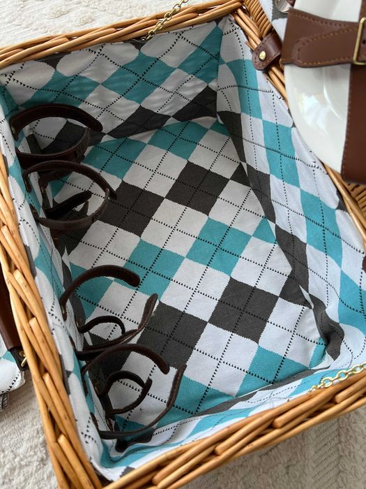 Cos de picnic din rachita echipat pentru 4 persoane, (ca NOU)