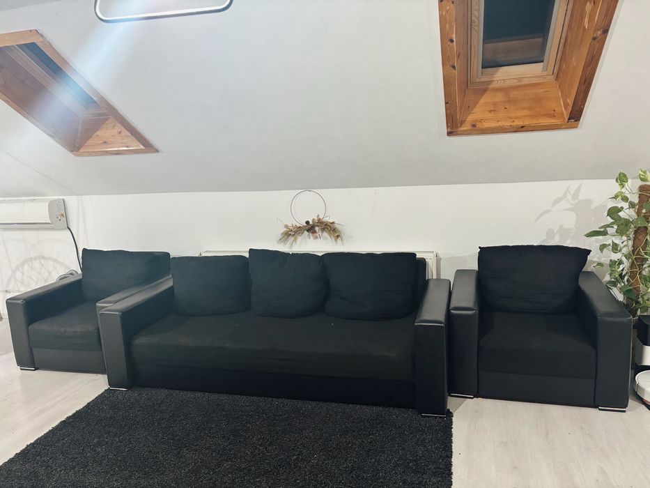 Canapea neagra extensibila, cu spatiu de depozitare si doua fotolii