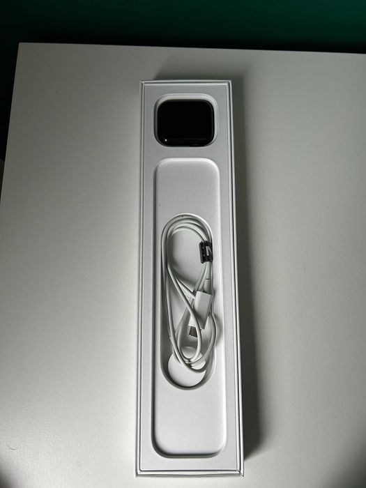 Apple Watch SE 2 44m с 4 допълнителни каишки и 3 нови протектора