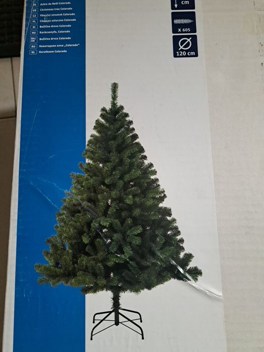 Brad cu aspect natural