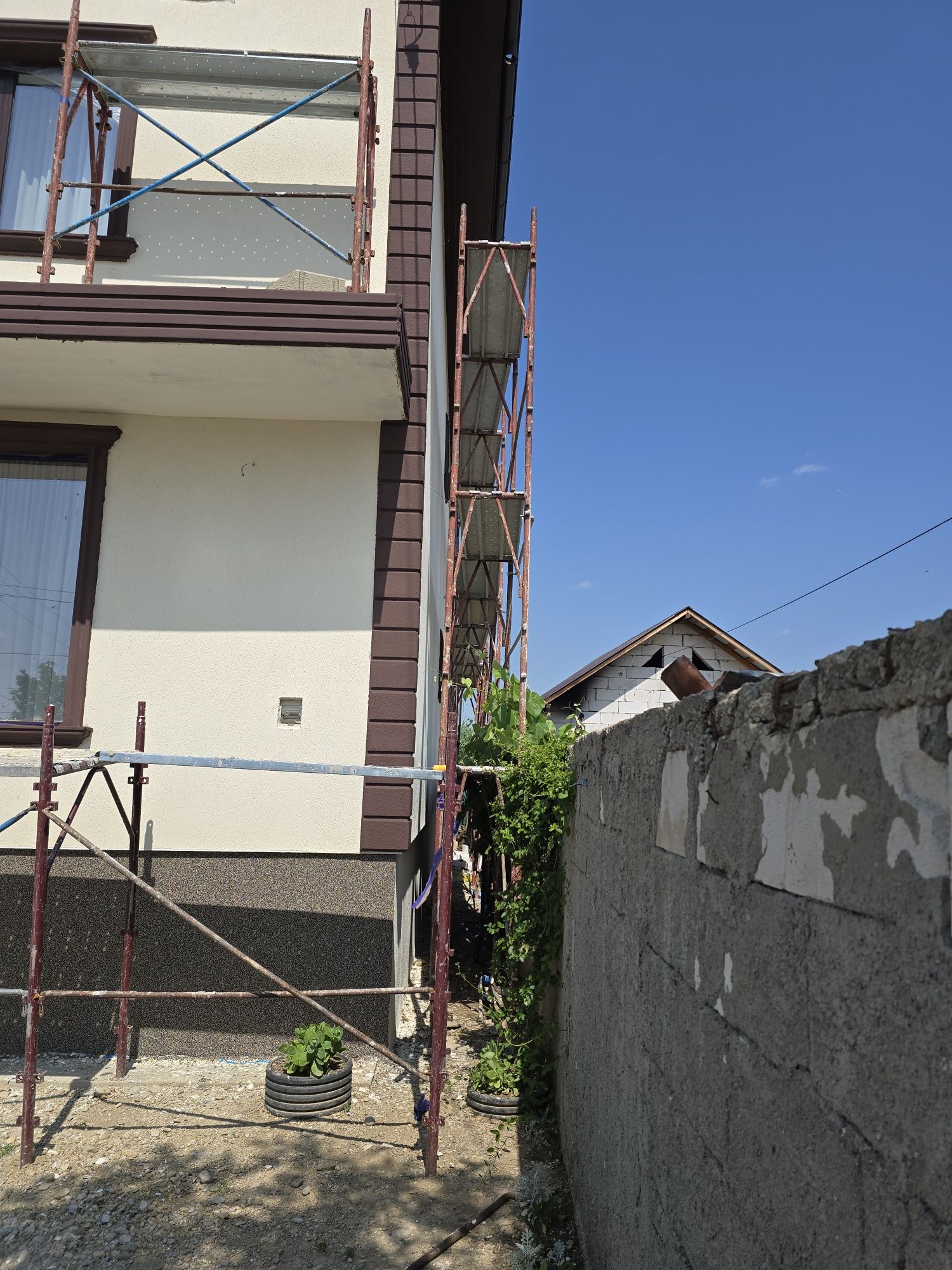 Schela de inchiriat schela ingusta și izolații exterioare