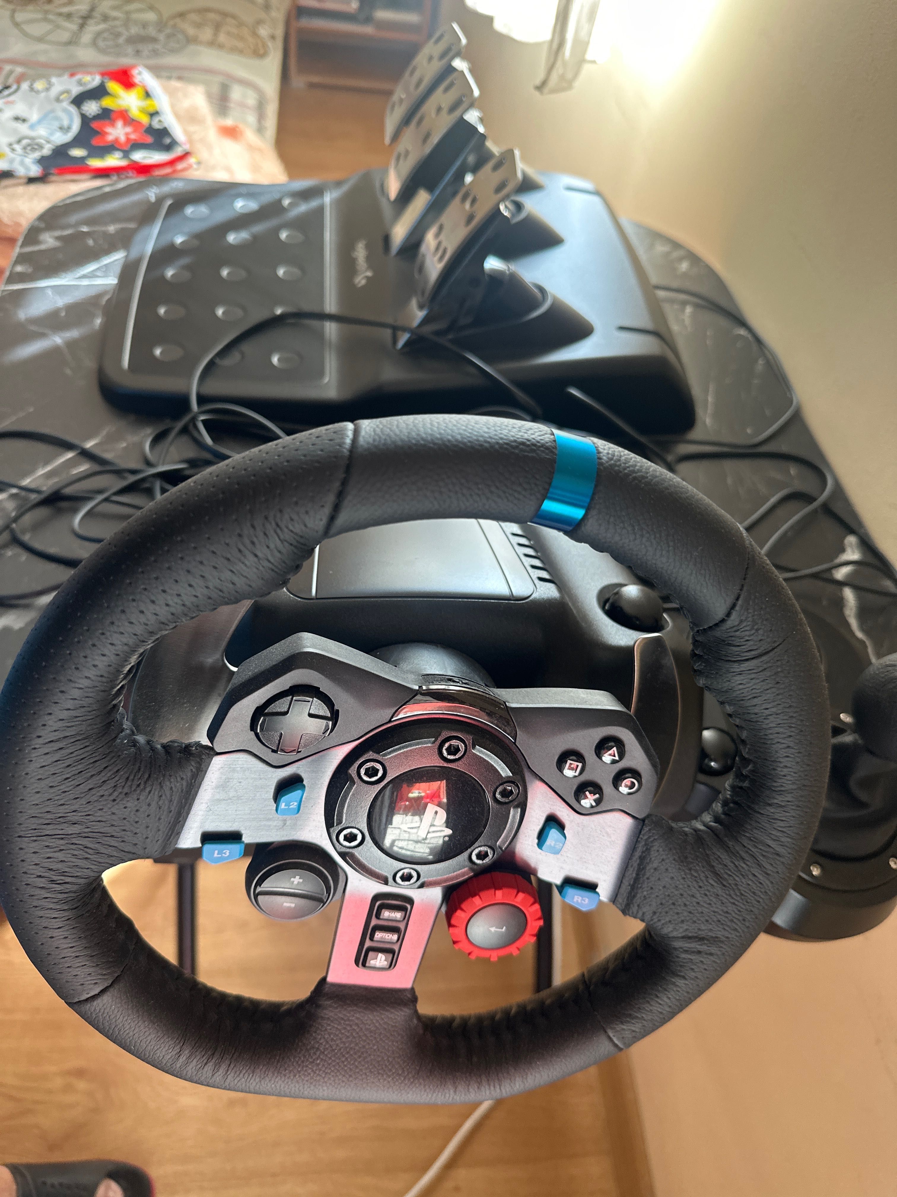 PS4 с два джойстика ВоланLOGITECH  и скоростен лост LOGITECH и 4 игри