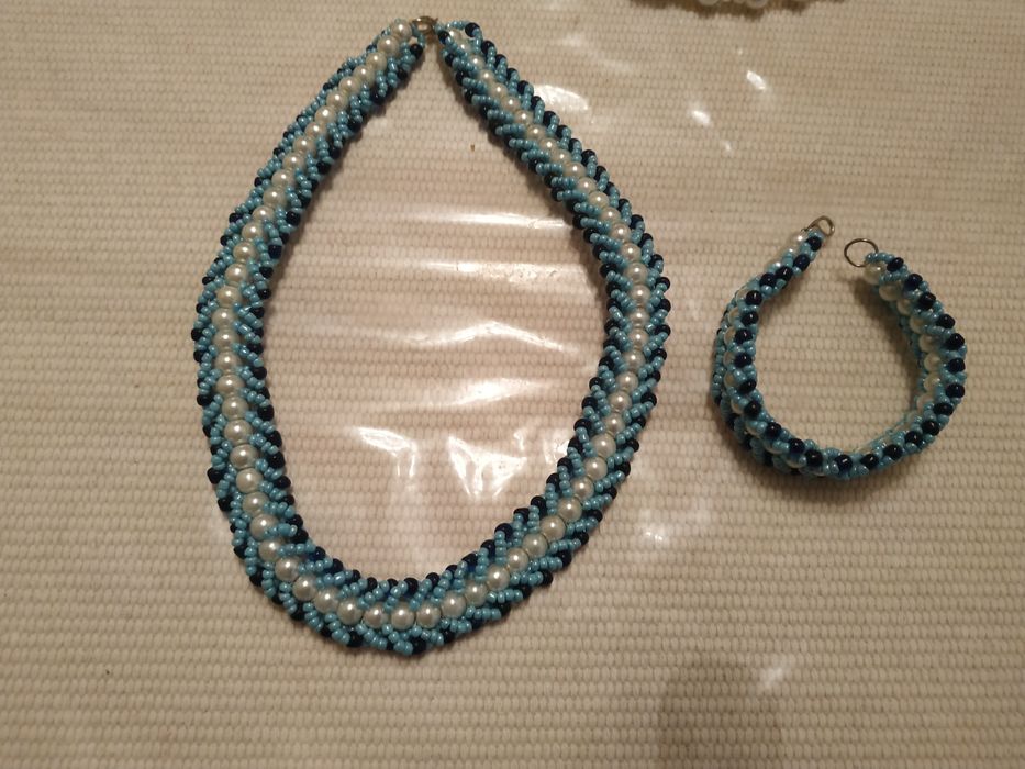 Продаю 2 комплекта из бисероплетения.