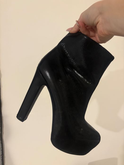 Елегантни дамски боти