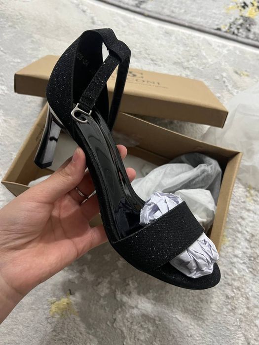 Босоножка янги кийлмаган