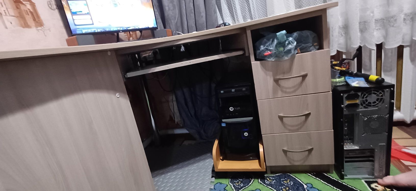 Продам срочно шкаф и стол компьютерный