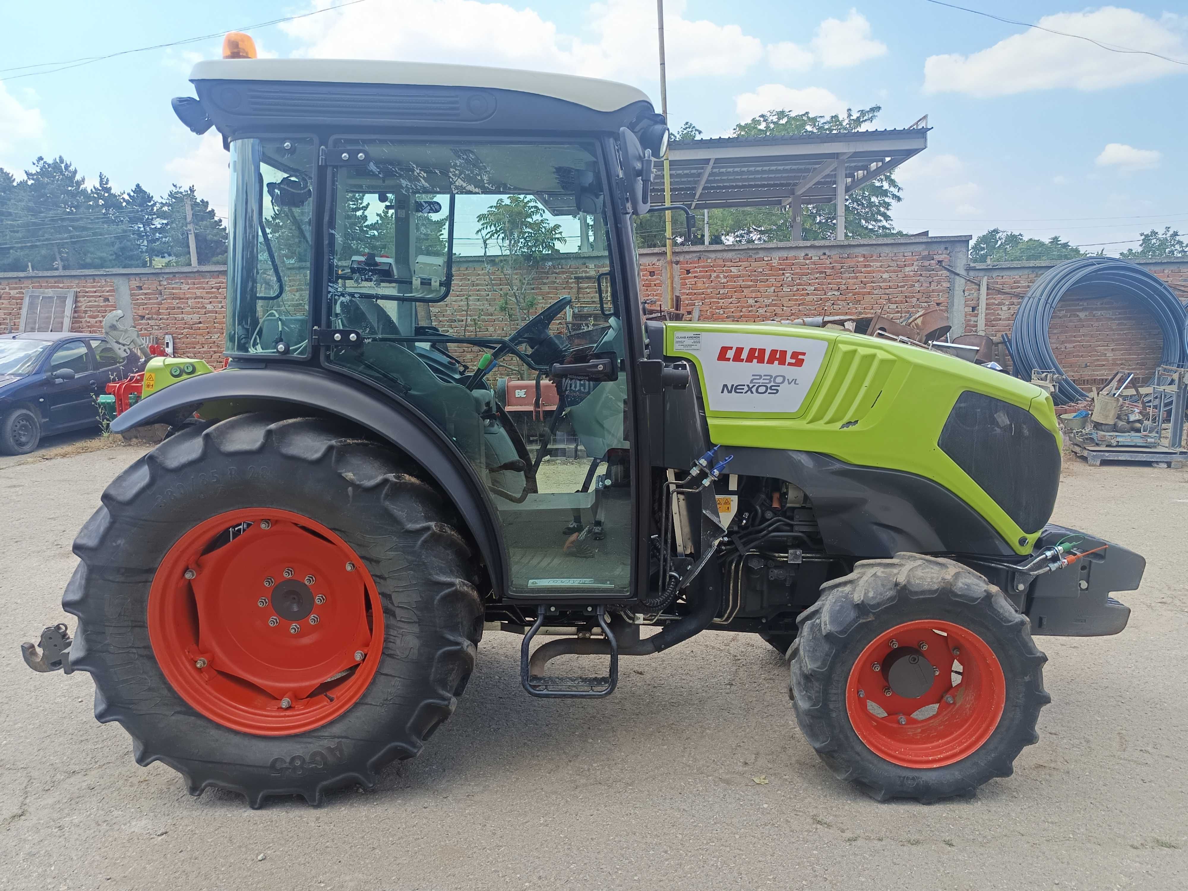 Продава лозаро овощарски трактор CLAAS NEXOS 230 VL