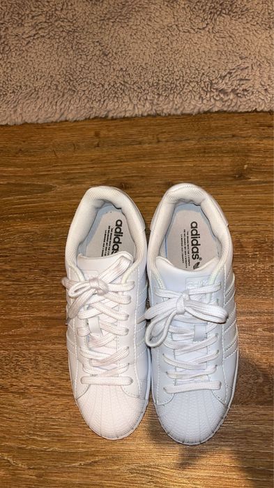 Vand sau schimb adidas superstar numarul 41  noi purtati o data