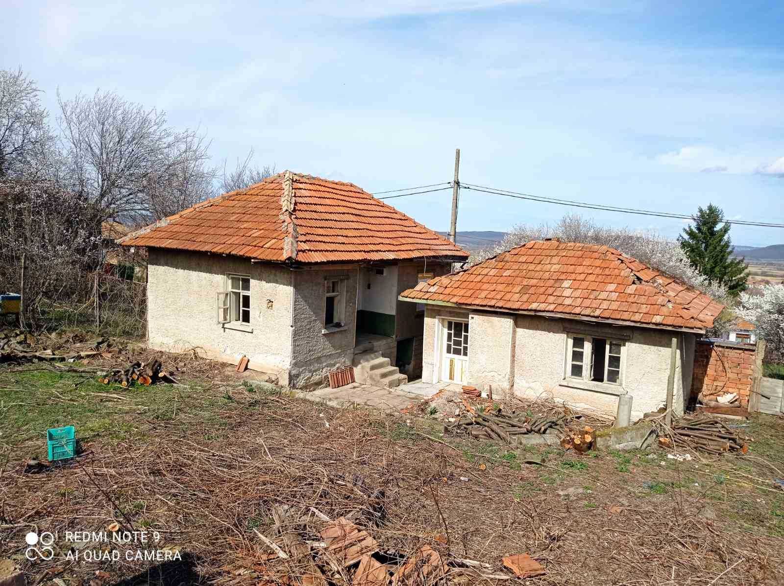 Два съседни имота с къща и лятна кухня за ремонт в с. Джулюница