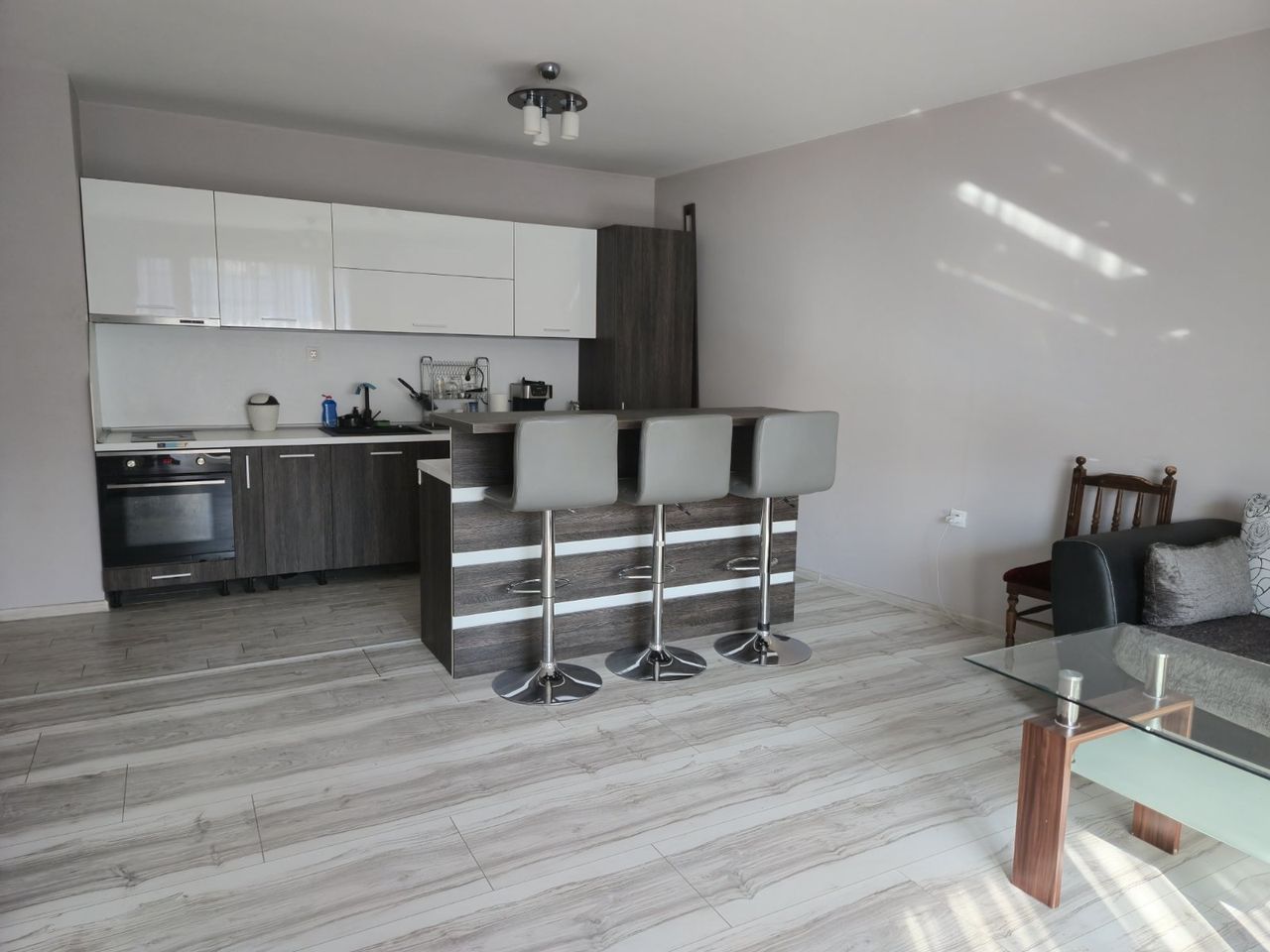 Дава се под наем Тристаен апартамент в Асеновград - 97 кв.м за 357 € - Снимка #1