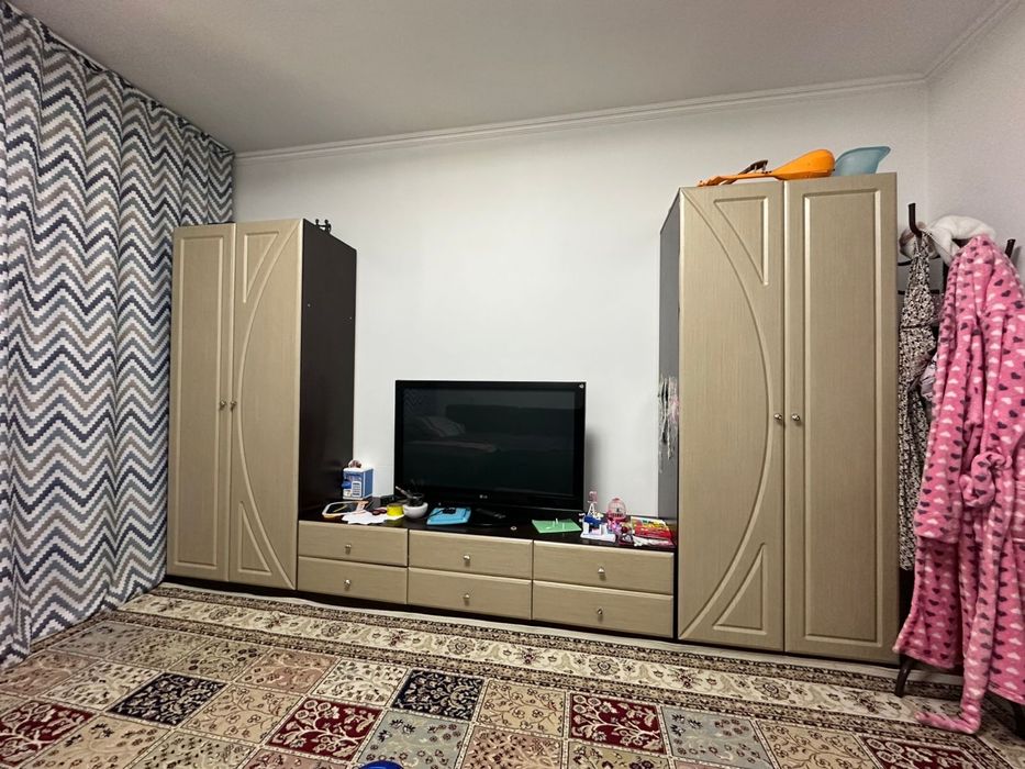 Продам почти даром два шкафа комод и горку