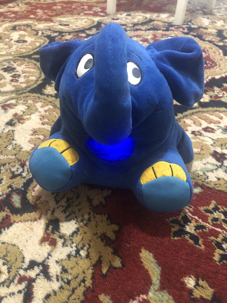 Elefant albastru cu lumina