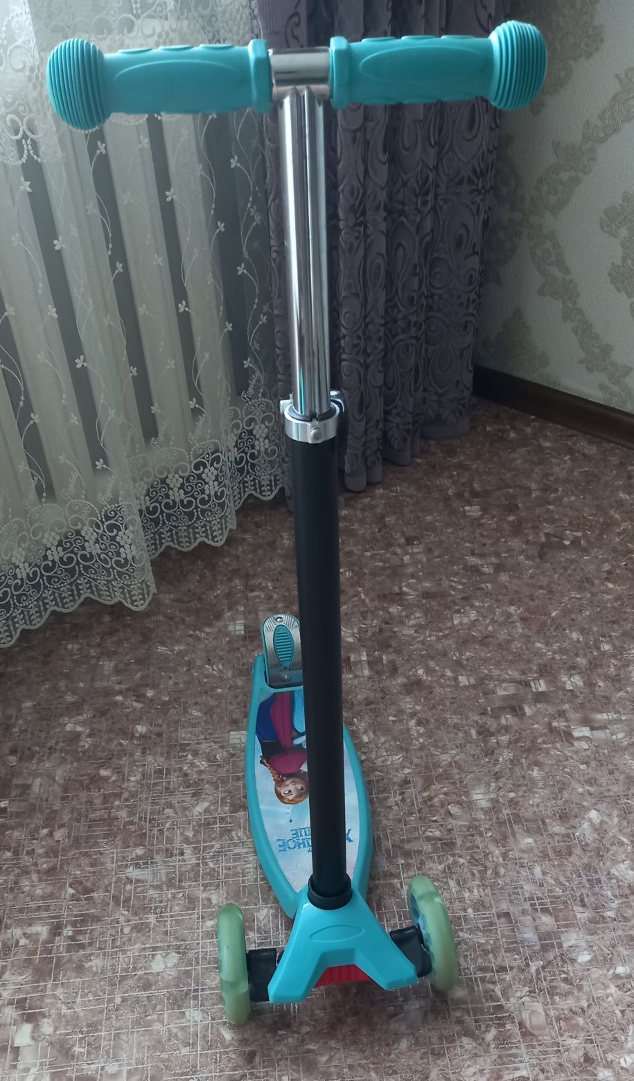 Продам самакат для девочек холодноп сердца