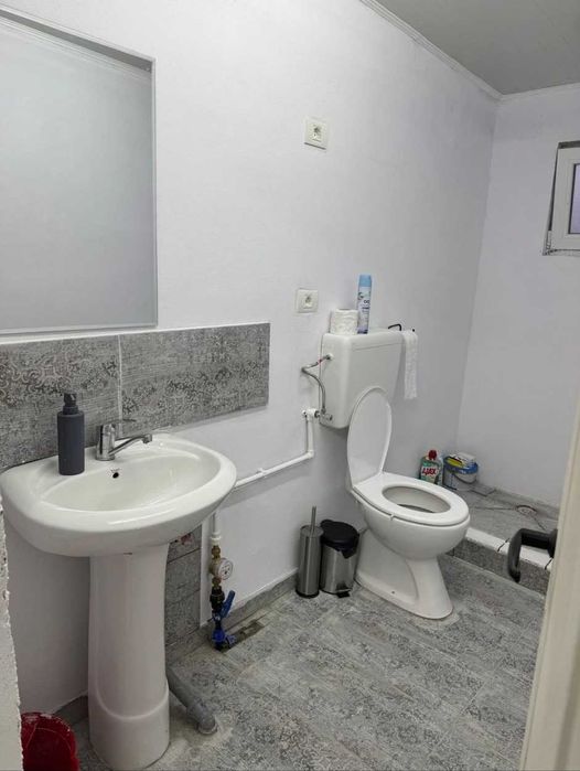 Inchiriez spatiu - salon