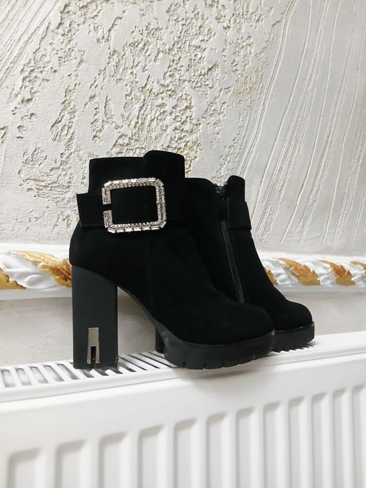 vand-botine-de-catifea-culoarea-neagra