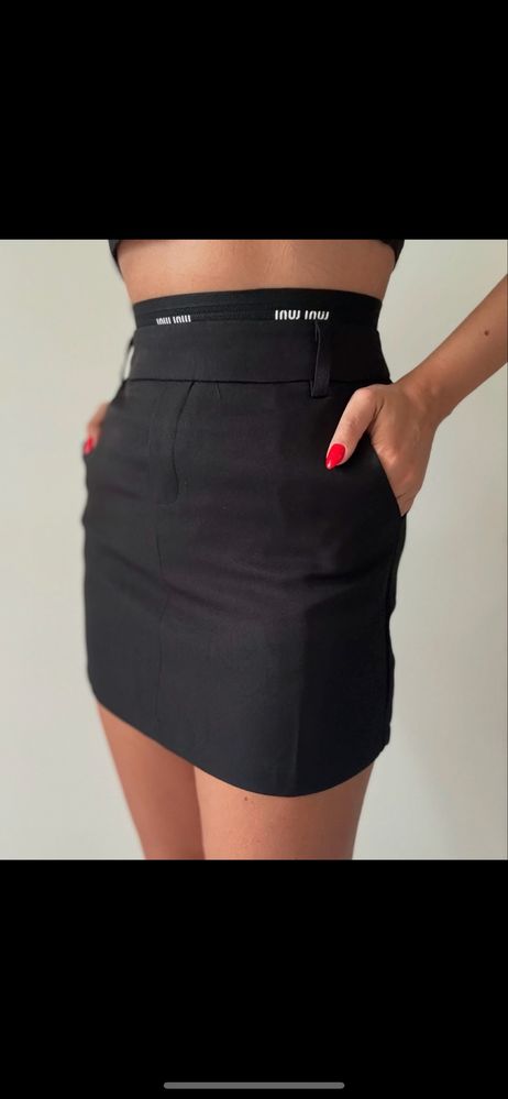 Черна пола miu miu