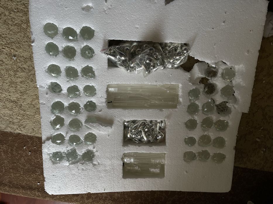 Срочна прадается новая люстра