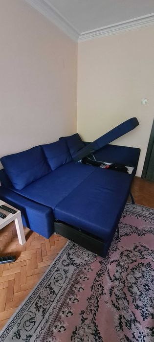 Голям гардероб, тапицирана спалня и разтегателен диван с ракла IKEA