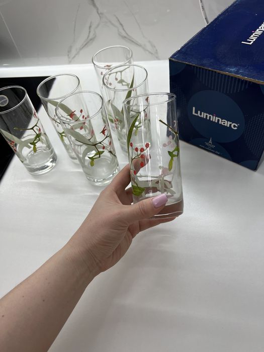 Бокалы с нежным ягодным принтом