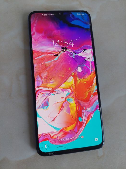 Vând Samsung Galaxy A70 [sticla spartă dar perfect funcțional] //poze