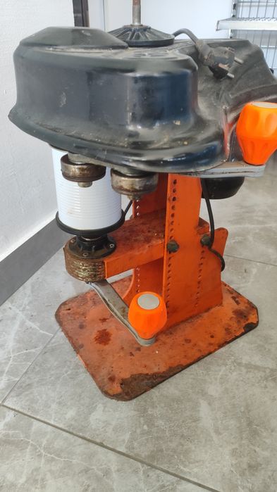 Машина за затваряне на консервни  кутии