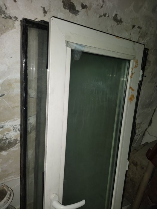 Продам стекла от пластикового окна и окошко в хорошем состоянии