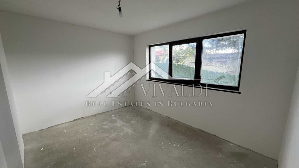 Просторна триетажна къща с парцел в село Осеново, област Варна