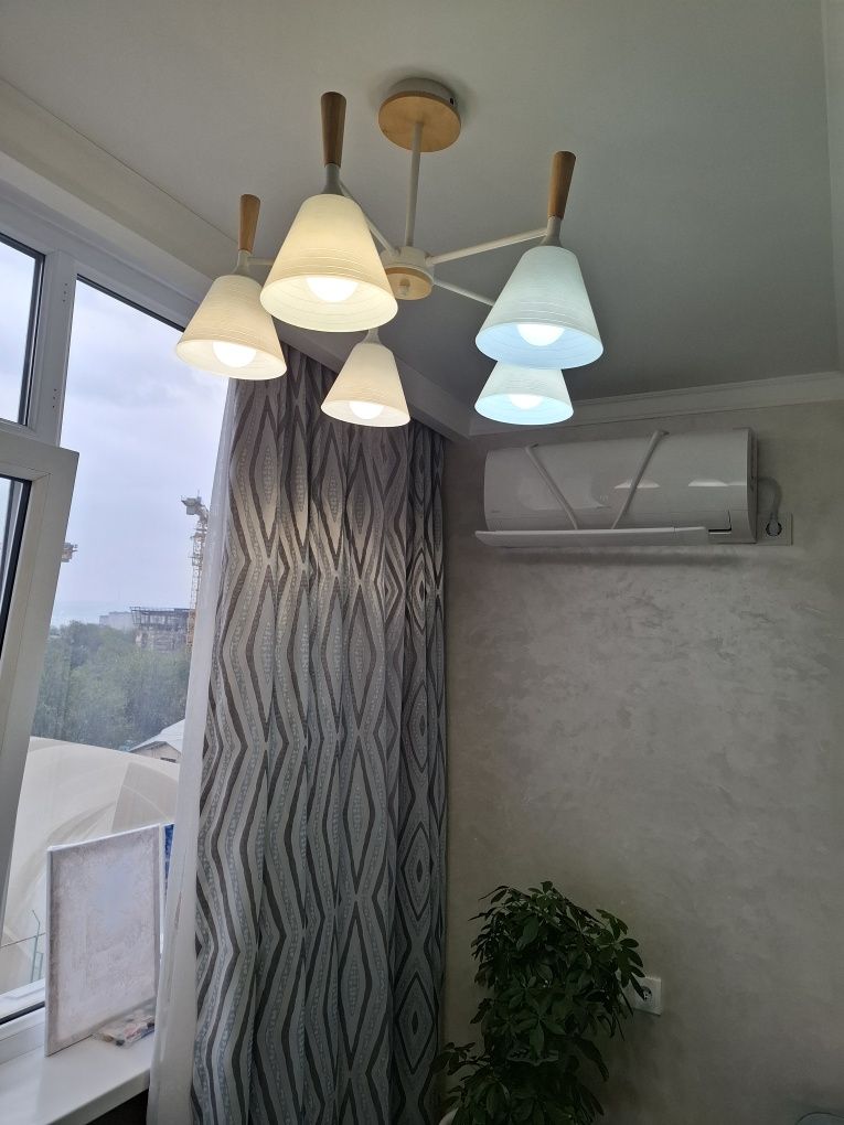 Продам люстру с лампочками