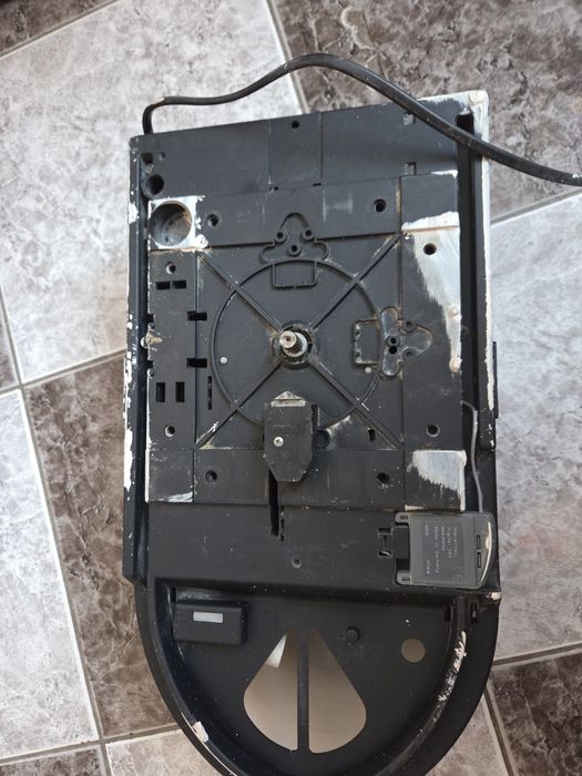 Продавам двигател за гаражна врата със едно дистанционно