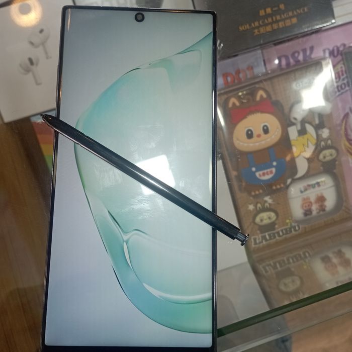 Samsung  note  plus sotiladi
