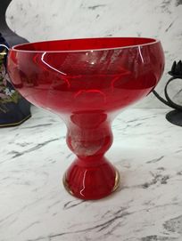 Червена стъклена ваза