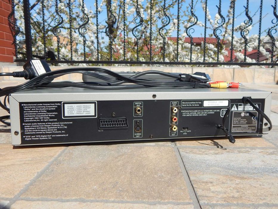 DVD player LG DVD-3000E cu cabluri SCART si audio (fabricat pt UK)