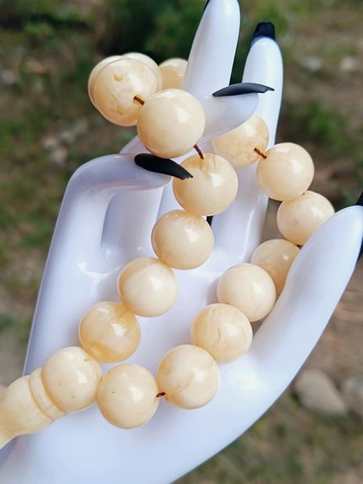 Vechi rozariu din chihlimbar baltic alb (butter amber) natural, rar