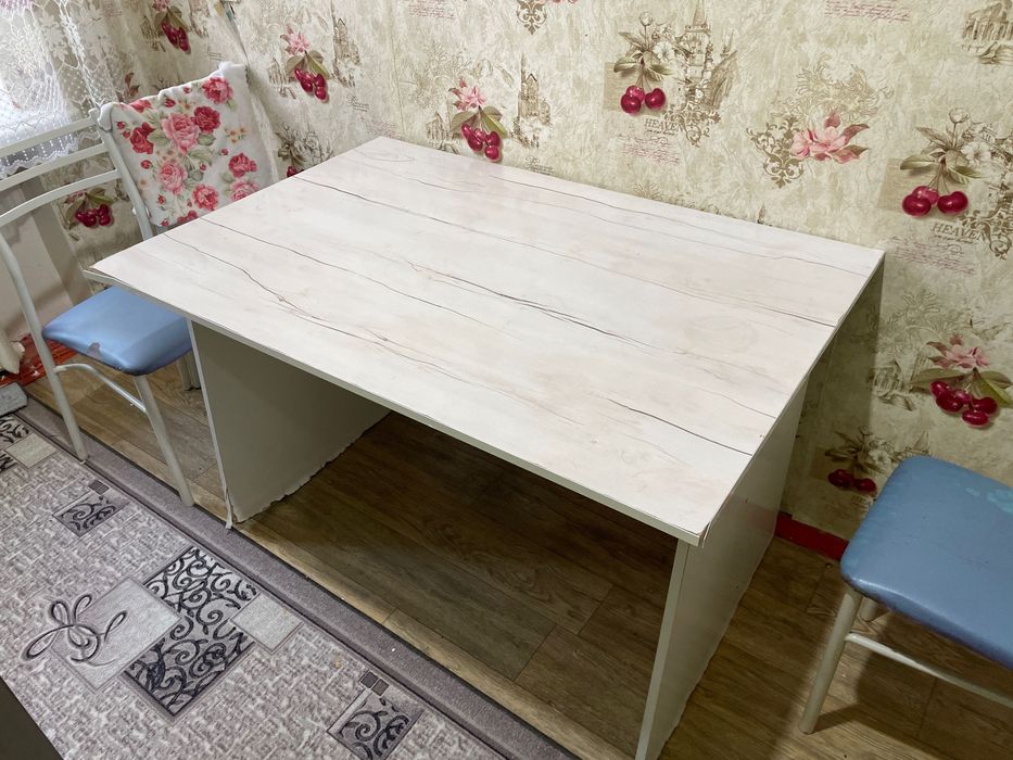 Стол в хорошем состоянии