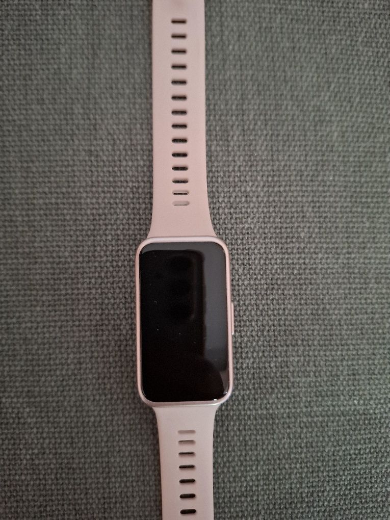 Продавам часовник HUAWEI BAND 9