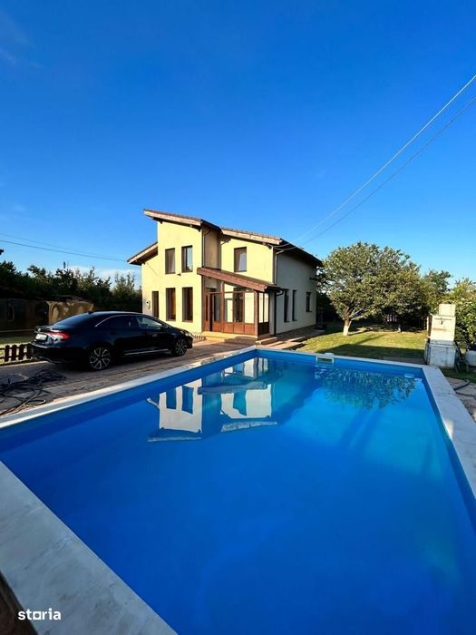 Casă spațioasă cu piscină, de vânzare în Simeria