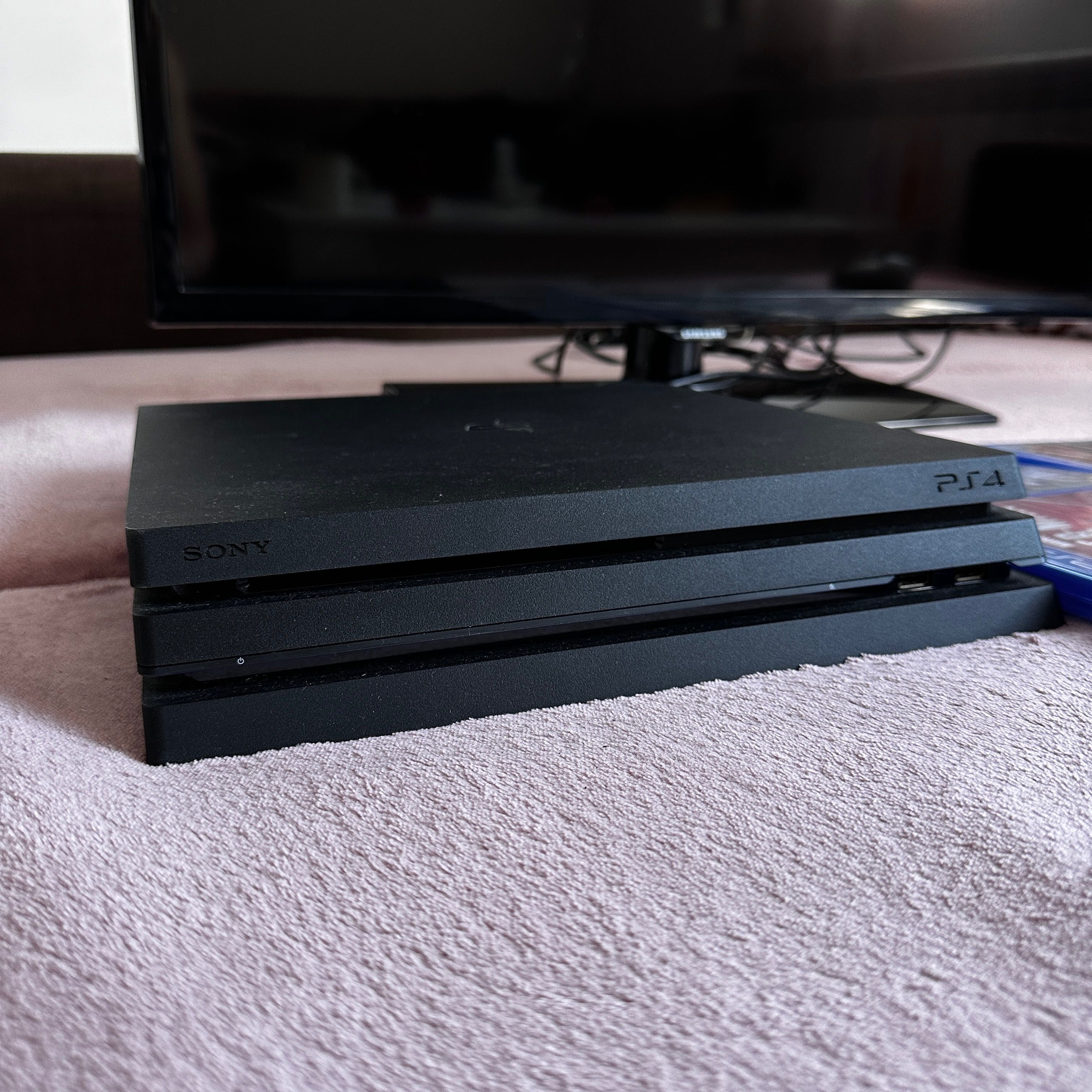 Продавам PlayStation 4 Pro + оригинален контролер Gran Turismo Edition