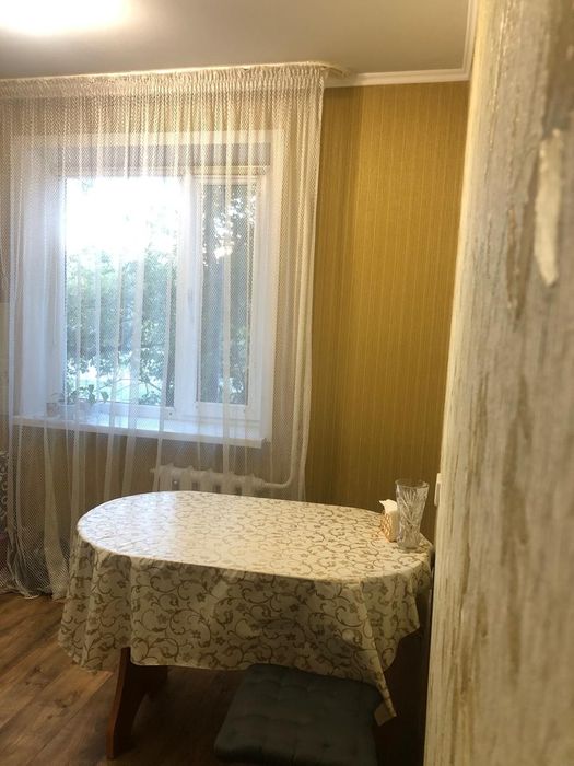 Продам 2-х комнатную улучшенную квартиру полностью мебелированную.