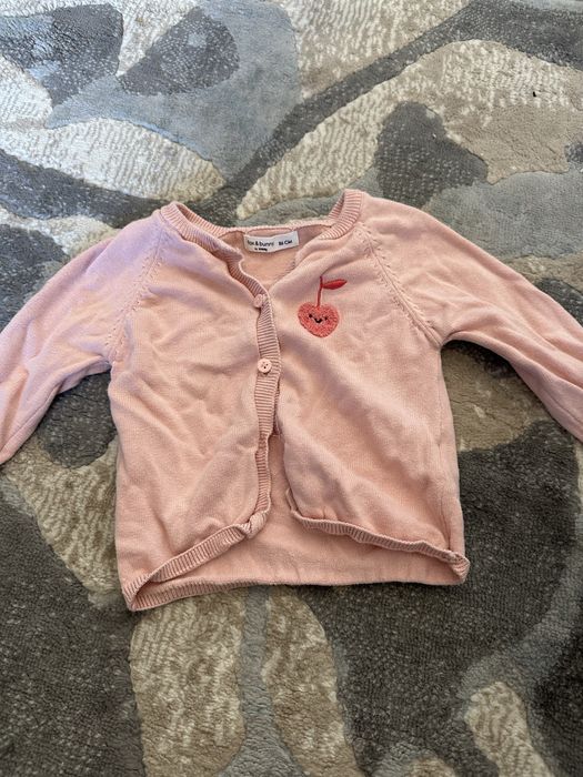 Дрехи -тениски,блузи дънки и роклички.