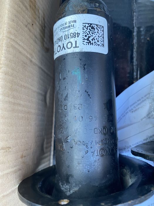 Оригинални предни и задни амортисьори за Toyota Hilux Revo