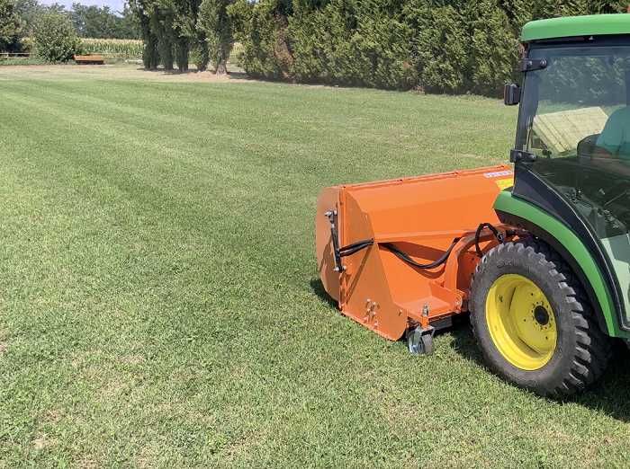 Tocatoare cu cupa colectoare, pentru tractor, noua