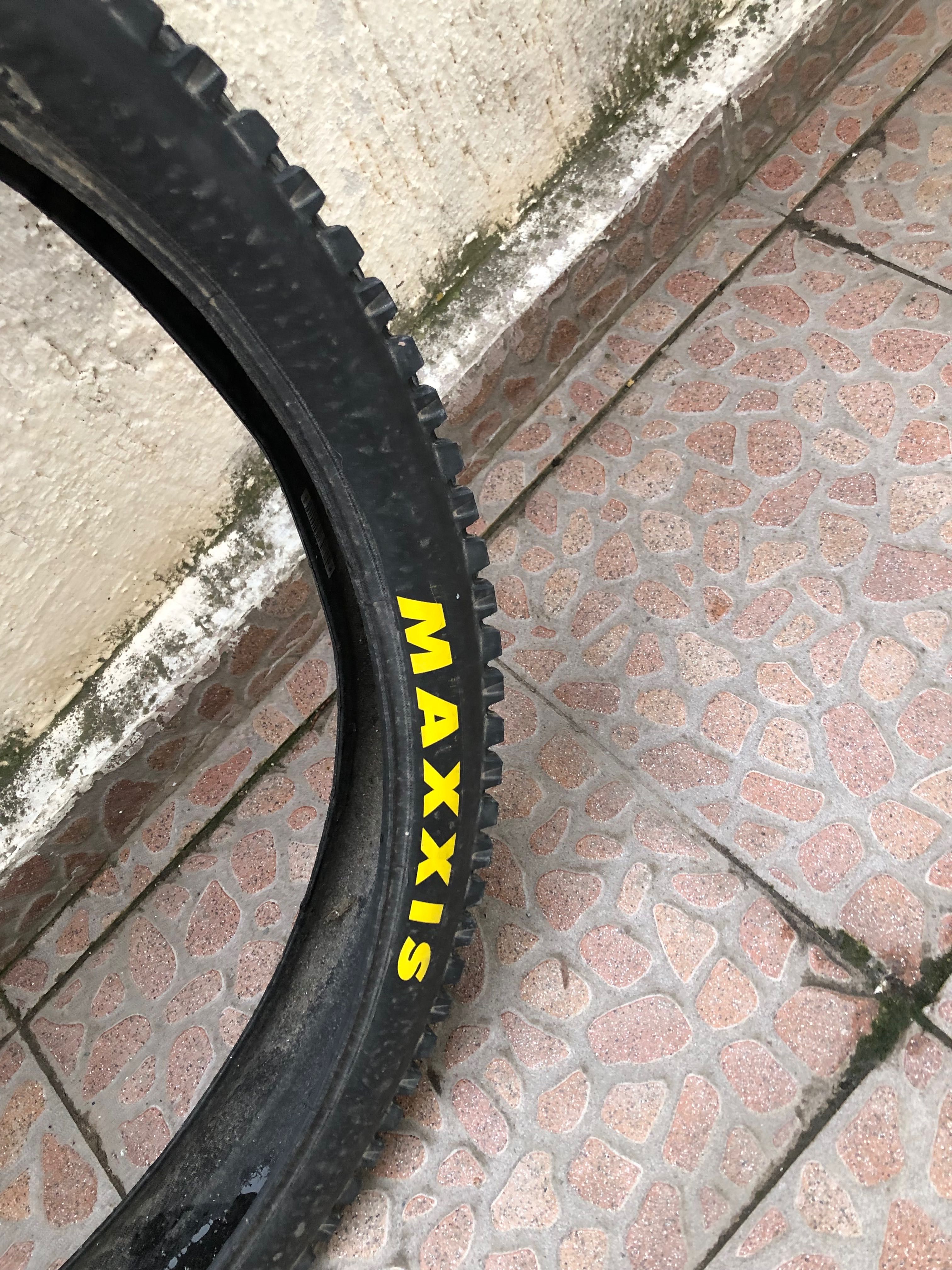 Продавам гуми Maxxis High Roller II Exo