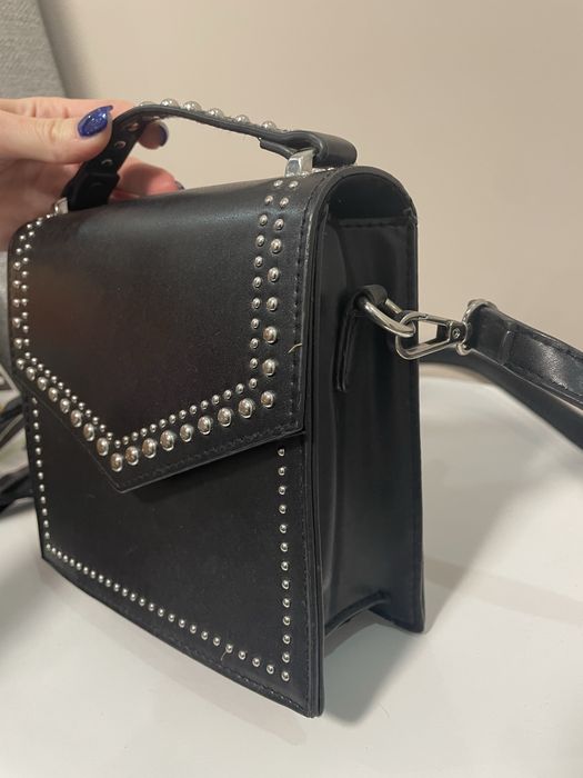 Черна малка чанта през рамо Bershka