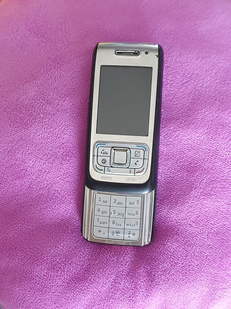 Telefon Nokia Slide cu încărcător