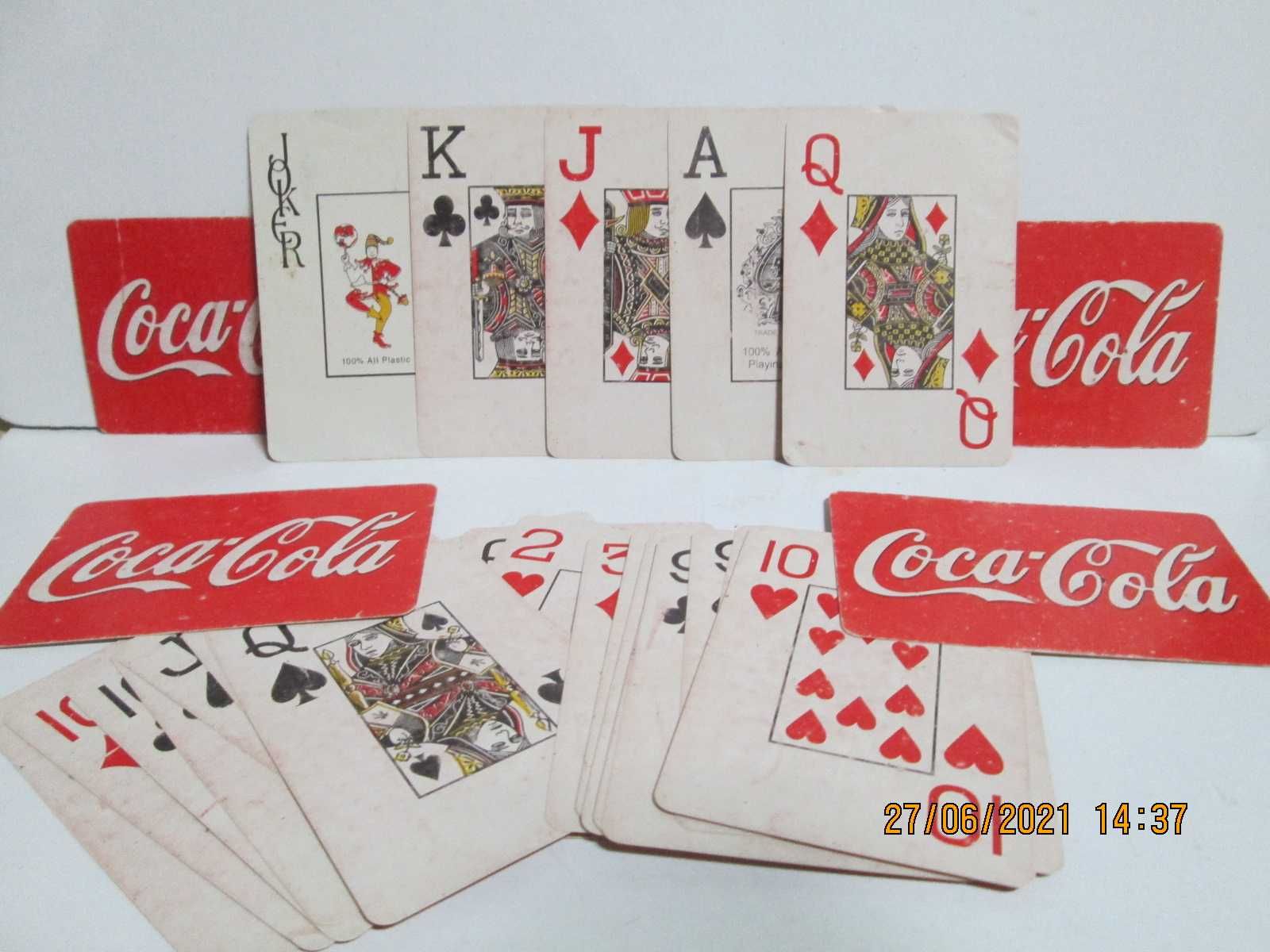 Mici artefacte Coca Cola : farfurie, carti joc, suporturi, bandera
