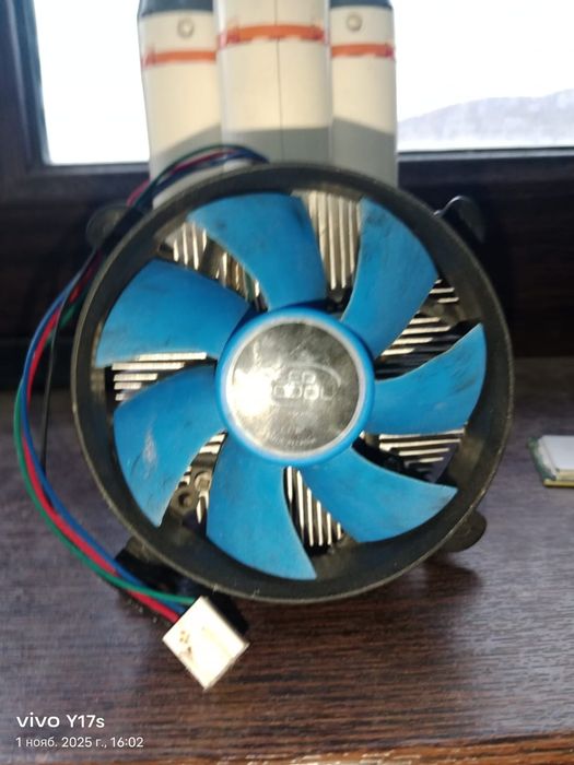 Кулер рабочий, имеет дефекты, охлаждает нормально