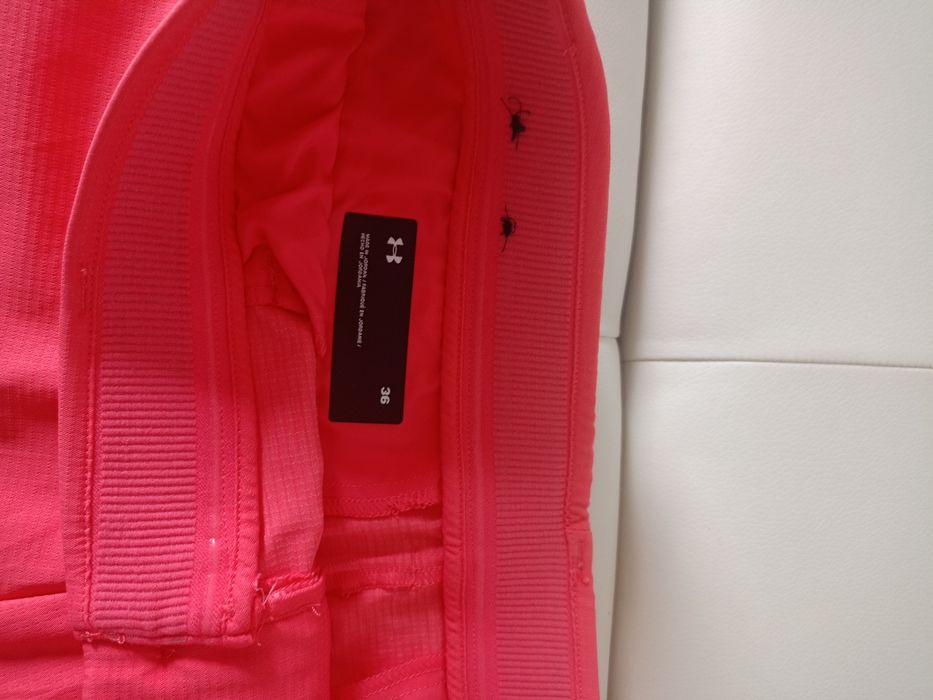 Vând bermude barbatesti Under Armour, produs de calitate.