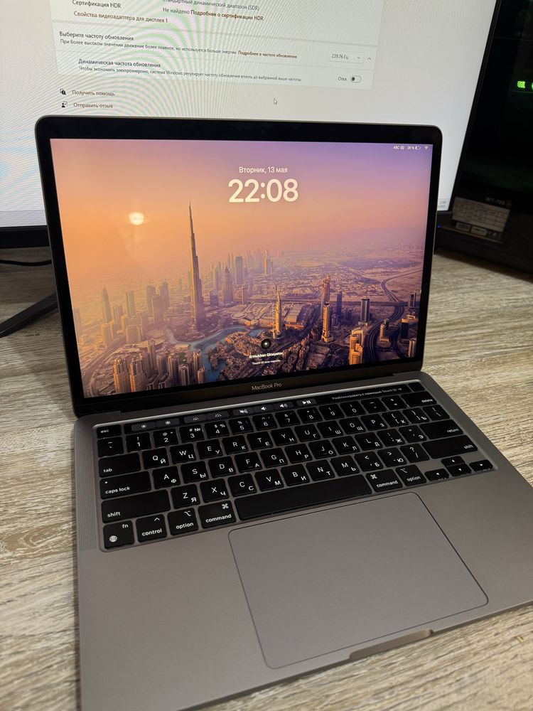 Продам MacBook pro 13, 2020 года, 8 RAM, SSD 256